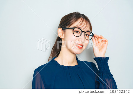 一個戴著眼鏡微笑的女人 108452342