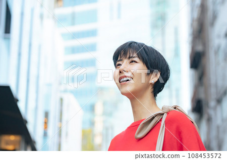 一個女人在城市裡仰望天空 一個女人在城市裡仰望天空 108453572