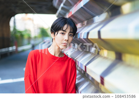 Women's fashion portrait street snap 108453586