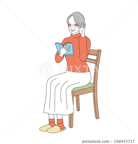 優雅的高級女性坐在椅子上讀書 優雅的高級女性坐在椅子上讀書 108453717