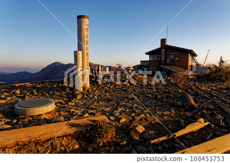 丹澤山脈和塔之嶽山頂的晨景 108453753
