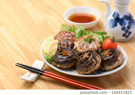 經典的蘑菇菜餚:香菇塞滿肉,配上番茄、檸檬歐芹和紫蘇葉。 經典的蘑菇菜餚:香菇塞滿肉,配上番茄、檸檬歐芹和紫蘇葉。 108453925