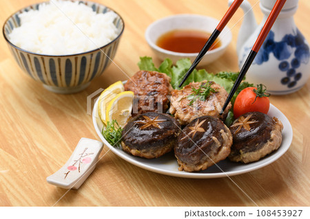 經典的蘑菇菜餚：香菇塞滿肉，配上番茄、檸檬歐芹和紫蘇葉。 108453927