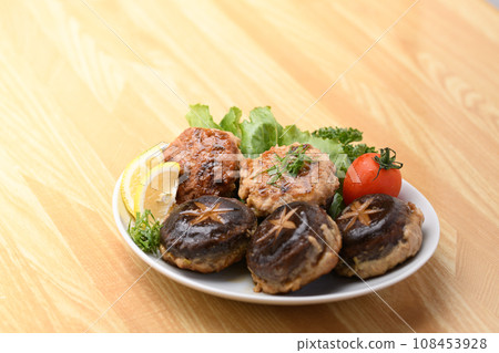 經典的蘑菇菜餚：香菇塞滿肉，配上番茄、檸檬歐芹和紫蘇葉。 108453928