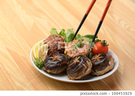 經典的蘑菇菜餚：香菇塞滿肉，配上番茄、檸檬歐芹和紫蘇葉。 108453929