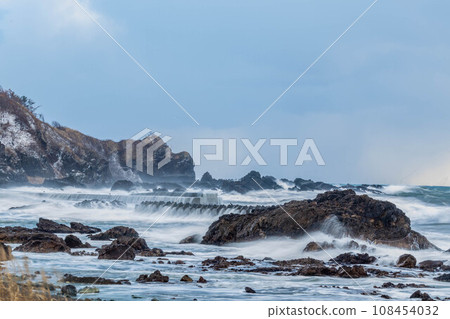 Sea of Japan in winter 108454032