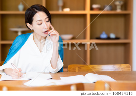 一個在家學習的女人 108454115