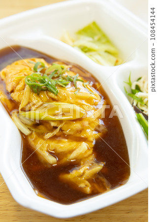美味的中餐蟹球糖醋醬便當 108454144