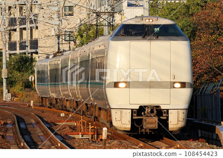 [JR West Japan] 289 series “Raku Raku Harima” (JR Kobe Line: Sakura Shukugawa Station) 108454423
