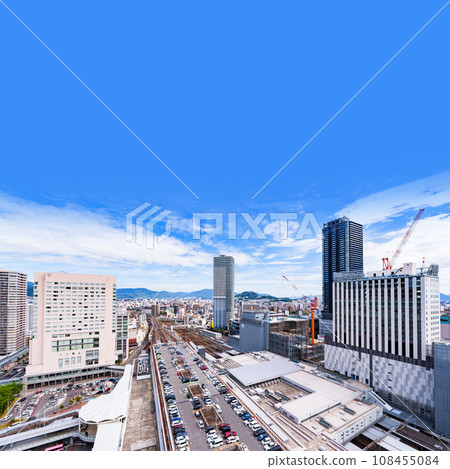 從廣島站東側馬自達體育場的高角度視野【廣島的城市景觀】 從廣島站東側馬自達體育場的高角度視野【廣島的城市景觀】 108455084