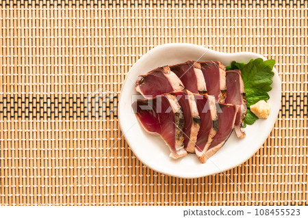 Seared bonito 108455523