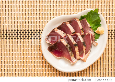 Seared bonito 108455528