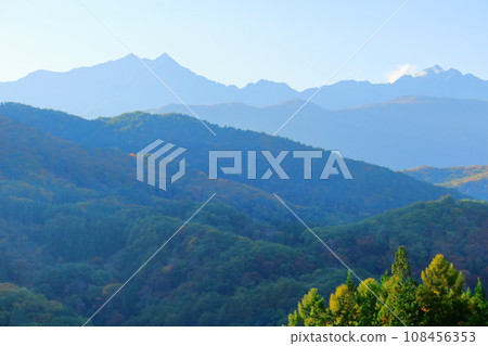 信濃大町的秋葉,北阿爾卑斯山的景色 信濃大町的秋葉,北阿爾卑斯山的景色 108456353