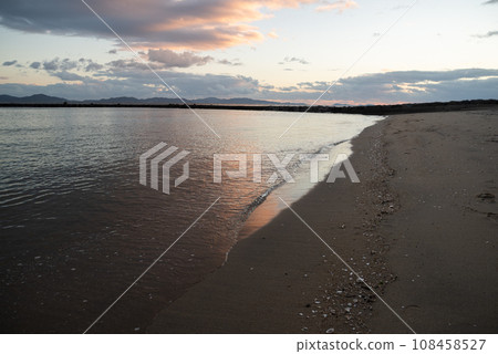 The sea at dusk 108458527