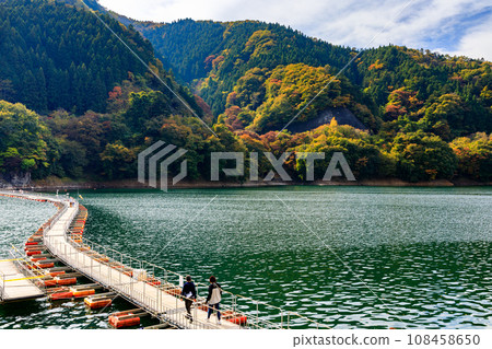 Mugiyama Floating Bridge on Lake Okutama, Okutama Town, Tokyo Mugiyama Floating Bridge on Lake Okutama, Okutama Town, Tokyo 108458650