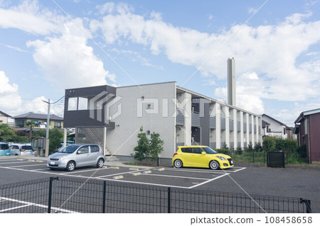 兩層公寓、住宅社區、停車場 兩層公寓、住宅社區、停車場 108458658