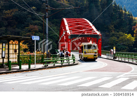 東京奧多摩町奧多摩湖上的紅色峰屋橋 東京奧多摩町奧多摩湖上的紅色峰屋橋 108458914