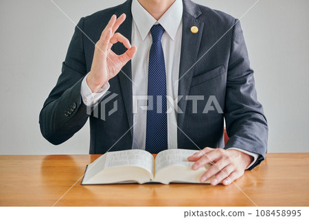 男律師接受法律諮詢提供建議 108458995