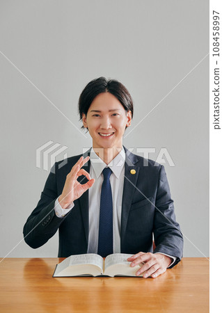 男律師接受法律諮詢提供建議 108458997