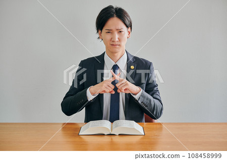 一位男律師做交叉姿勢 108458999
