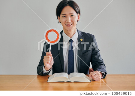 做出判決的男律師 做出判決的男律師 108459015