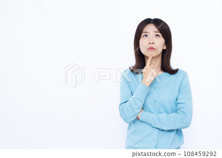 A woman in her thirties who is seriously worried 108459292