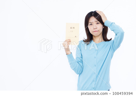 一名三十多歲的女子，拿著薪資袋，臉色蒼白。 108459394