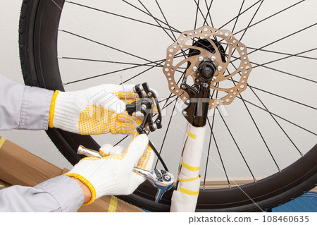 Bicycle disc brake assembly work Bicycle disc brake assembly work 108460635