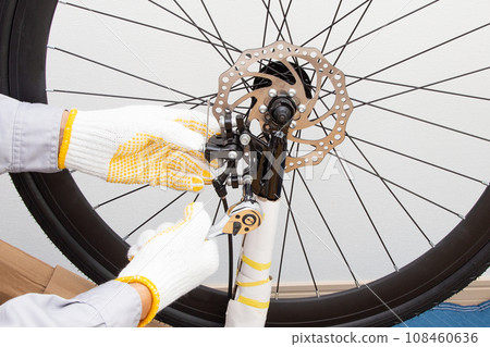 Bicycle disc brake assembly work Bicycle disc brake assembly work 108460636