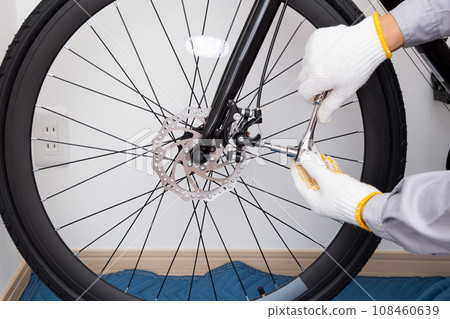 Bicycle disc brake assembly, inspection, and adjustment work Bicycle disc brake assembly, inspection, and adjustment work 108460639