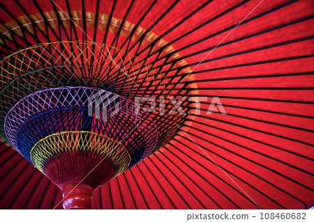 日本傘的鮮紅色 日本傘的鮮紅色 108460682