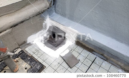 Installing a repair drain with a seal through waterproofing work using the ventilation buffer method Installing a repair drain with a seal through waterproofing work using the ventilation buffer method 108460770