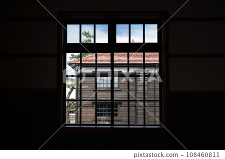 窗後的木製教學大樓 108460811