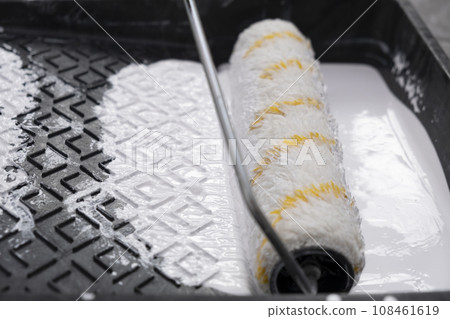 paint the wall with a roller. make repairs. akril  108461619