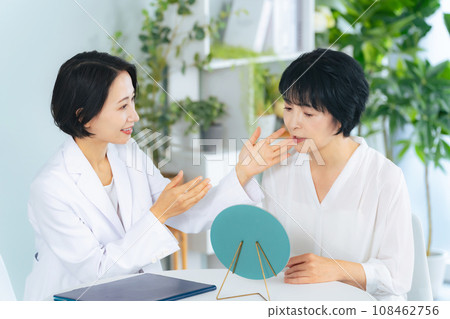 Beauty advisor, middle-aged woman receiving beauty advice 108462756