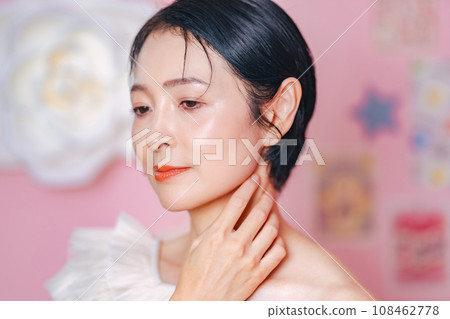 中年女性美容寫真、保養、化妝品 108462778