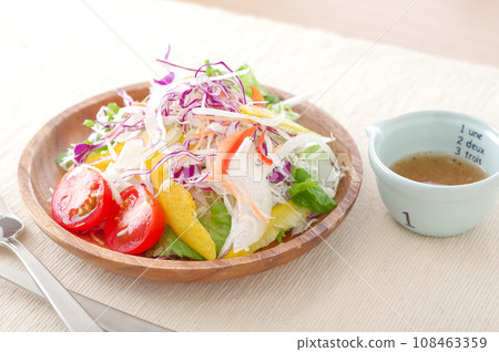 綠色沙拉和醬料 108463359