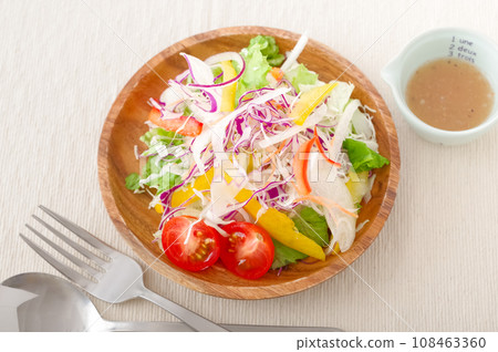 綠色沙拉和醬料 108463360