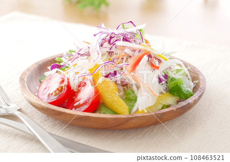 Fresh and delicious green salad Fresh and delicious green salad 108463521