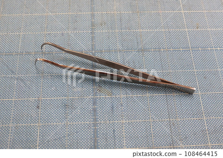 tweezers 108464415
