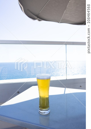 Enjoy delicious draft beer at the resort's seaside restaurant during the day. 108464568