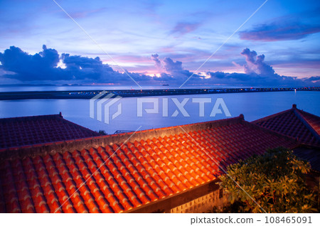 沖繩日落和紅瓦 108465091