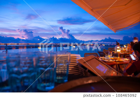 沖繩日落和餐點 108465092