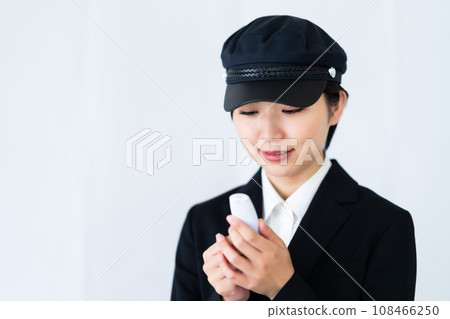 年輕女司機接受酒精檢查，白色背景 108466250