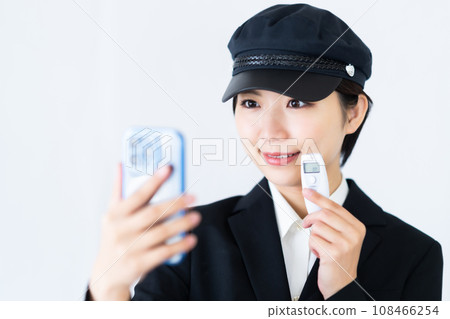 記錄酒精測試結果的年輕女司機,白色背景 記錄酒精測試結果的年輕女司機,白色背景 108466254