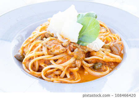 Delicious Italian linguine with tomato sauce 108466420