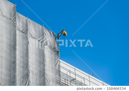 Removing scaffolding with a winch installed on the roof 108466534