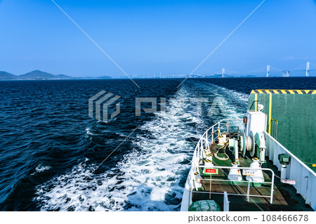 從連接香川縣丸龜市丸龜港和本島港的渡輪「本島丸」看到的瀨戶大橋 1 108466678