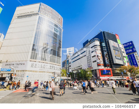 Scramble intersection in front of Shibuya Station on the first day of a three-day weekend 108466857