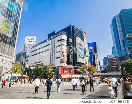 Scramble intersection in front of Shibuya Station on the first day of a three-day weekend Scramble intersection in front of Shibuya Station on the first day of a three-day weekend 108466858